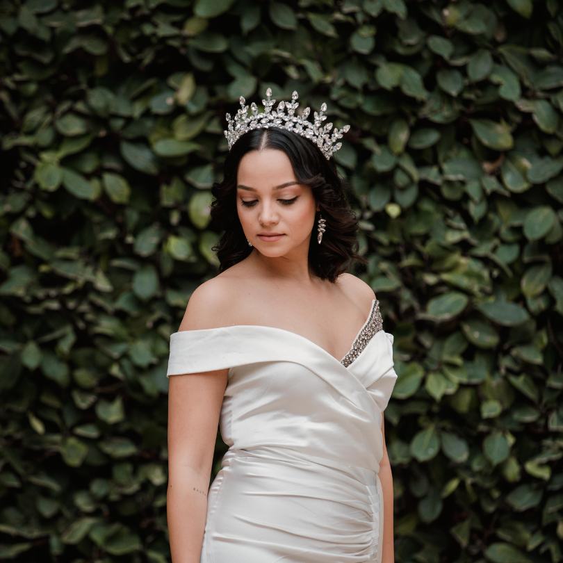 Une Couronne Florale Rose Et Blanche Avec Des Roses Et Des Feuilles Une Couronne Florale Rose Et Blanche Avec Des Roses Et Des Feuilles