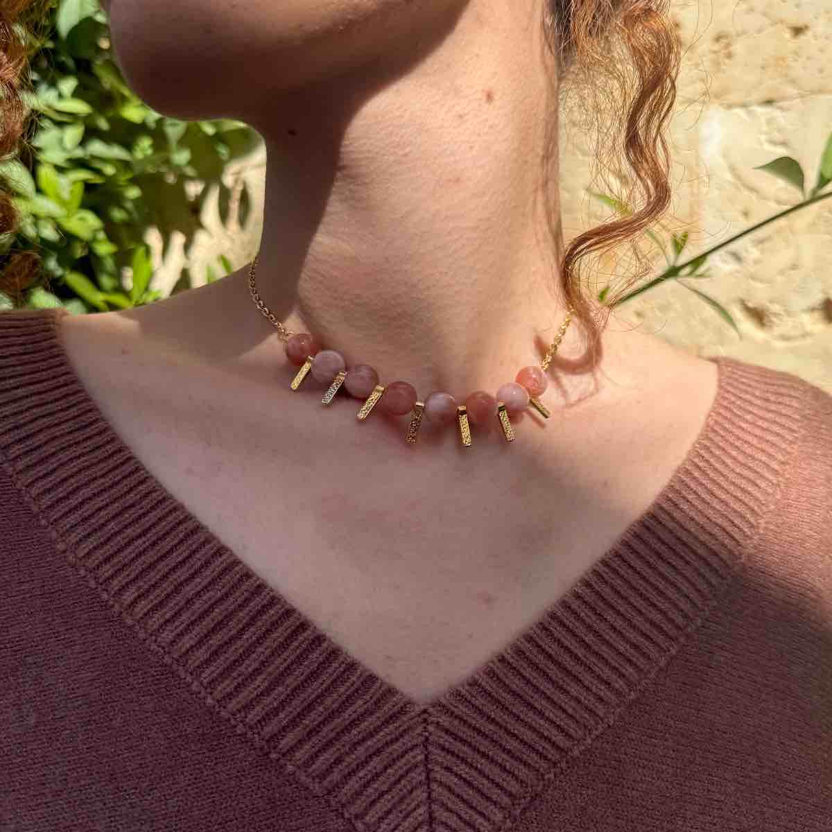 Collier rose élégant en pierre naturelle et charmes dorés