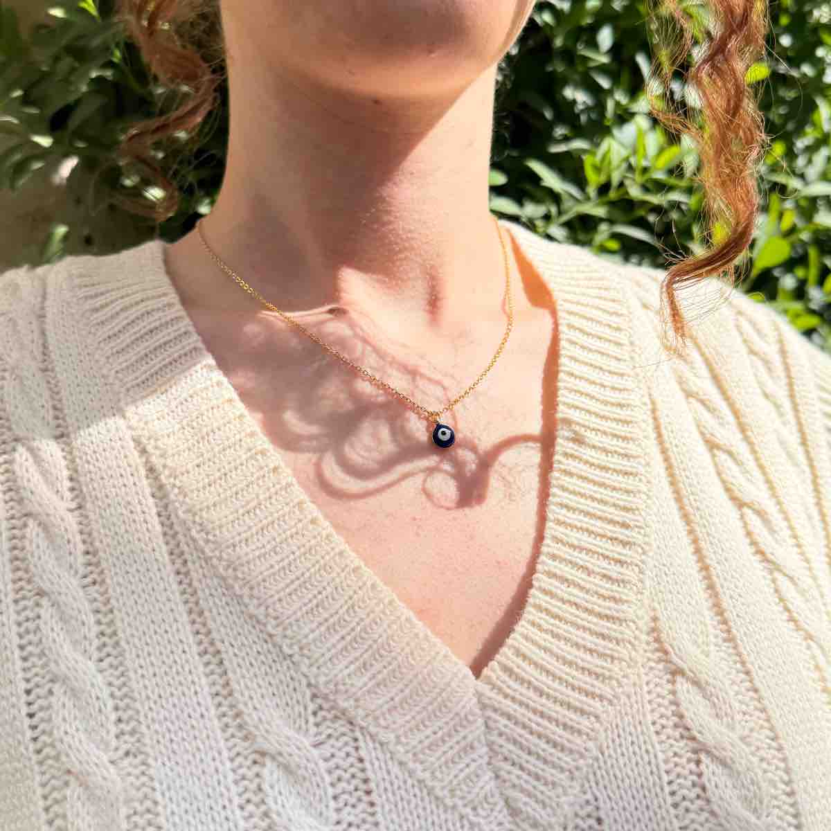 Collier doré aiyn l'élégance irrésistible à porter