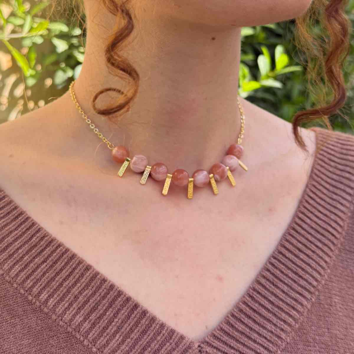 Collier rose élégant en pierre naturelle et charmes dorés