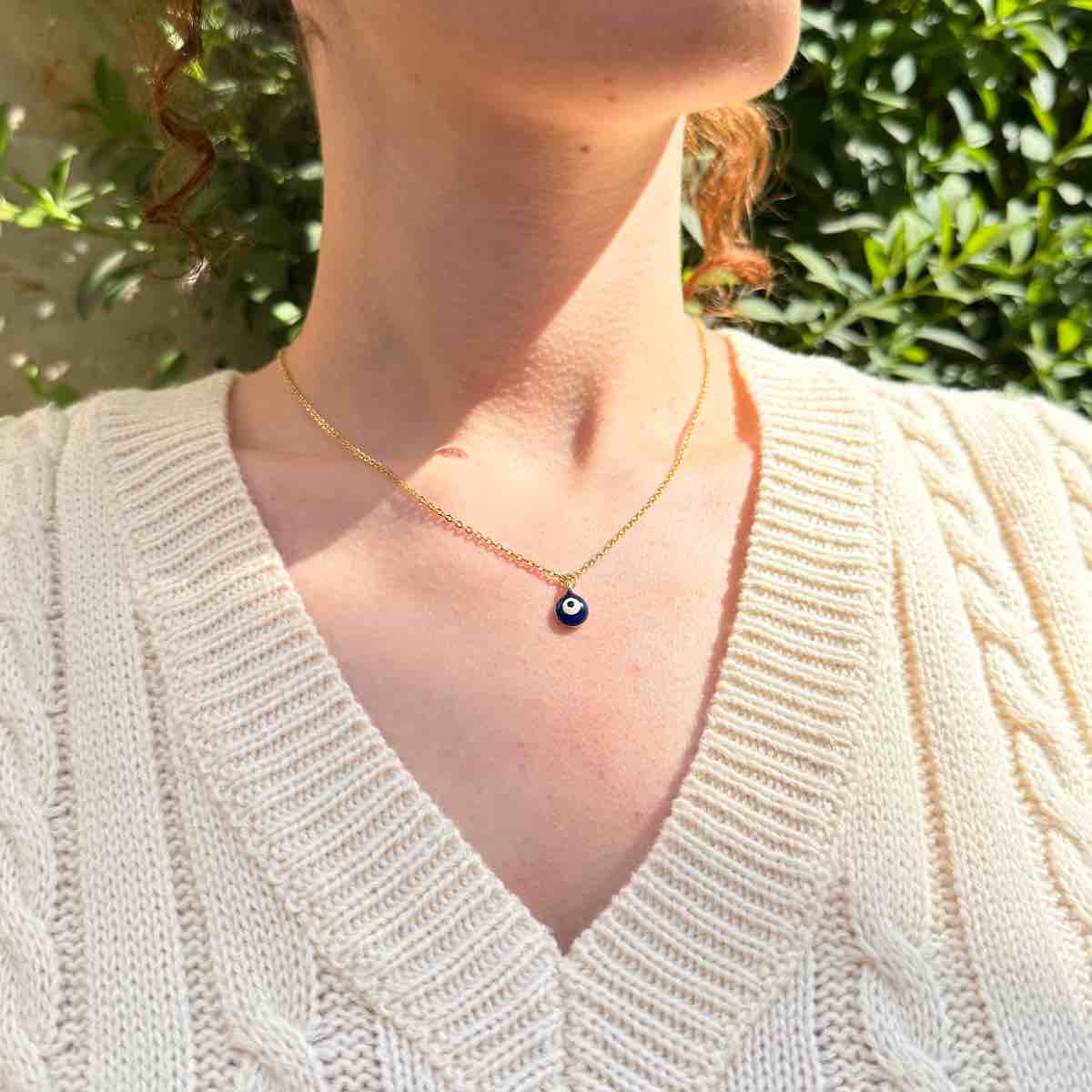 Collier doré aiyn l'élégance irrésistible à porter