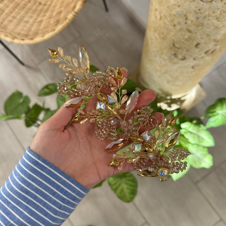 Bijou de tête mariage doré avec cristaux et perles scintillantes