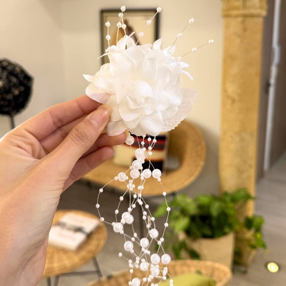 Accessoire cheveux mariage blanc – Fleur en tissu et perles