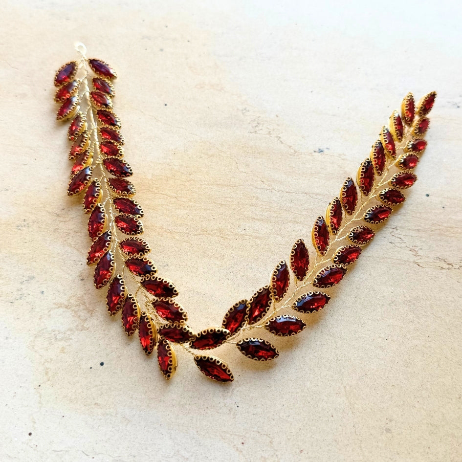 Accessoire cheveux rouge fleurs et strass – Élégance bohème