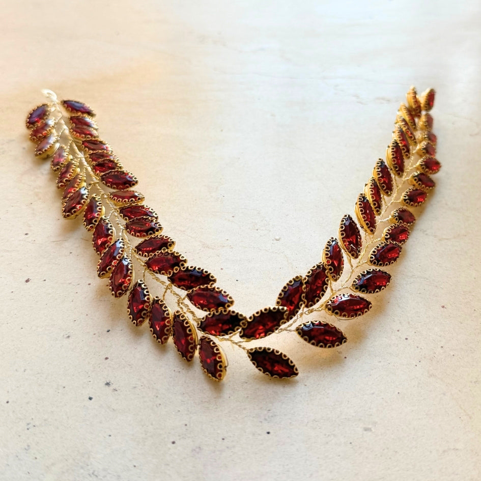 Accessoire cheveux rouge fleurs et strass – Élégance bohème