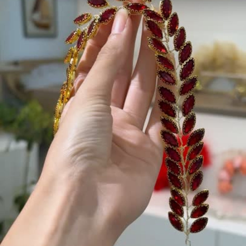 Accessoire cheveux rouge fleurs et strass – Élégance bohème