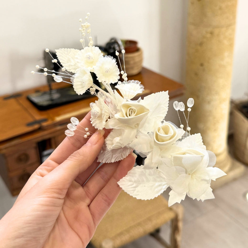 Accessoire mariage blanc élégant – Fleur et perles pour coiffure