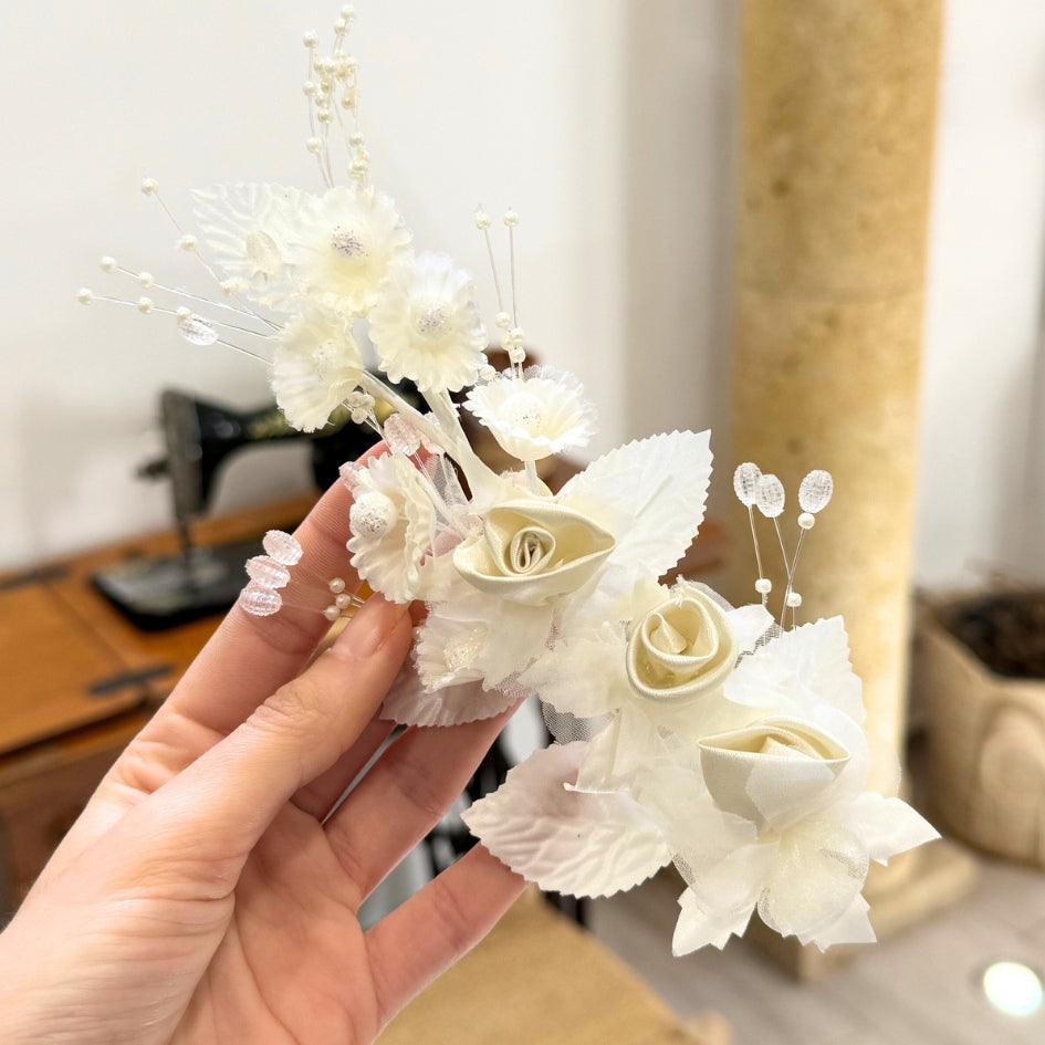 Accessoire mariage blanc élégant – Fleur et perles pour coiffure