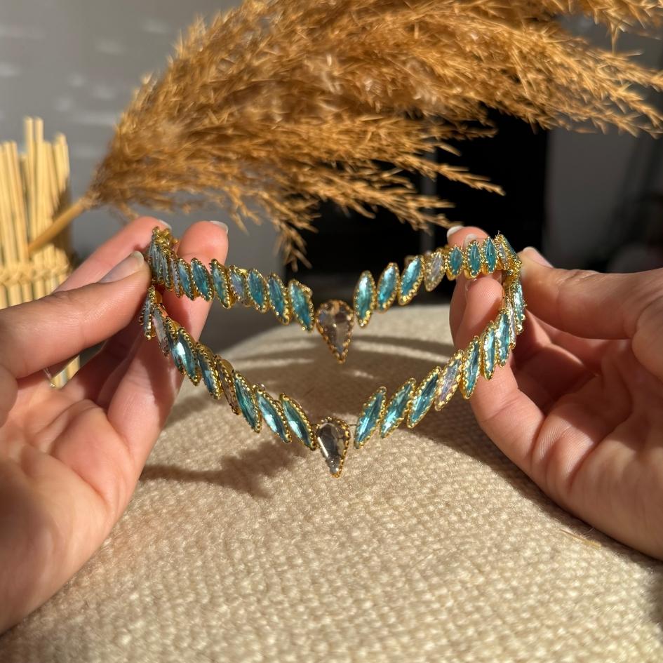 Broche de Mariage Dorée Style V en Cristaux Irisés Artisanale