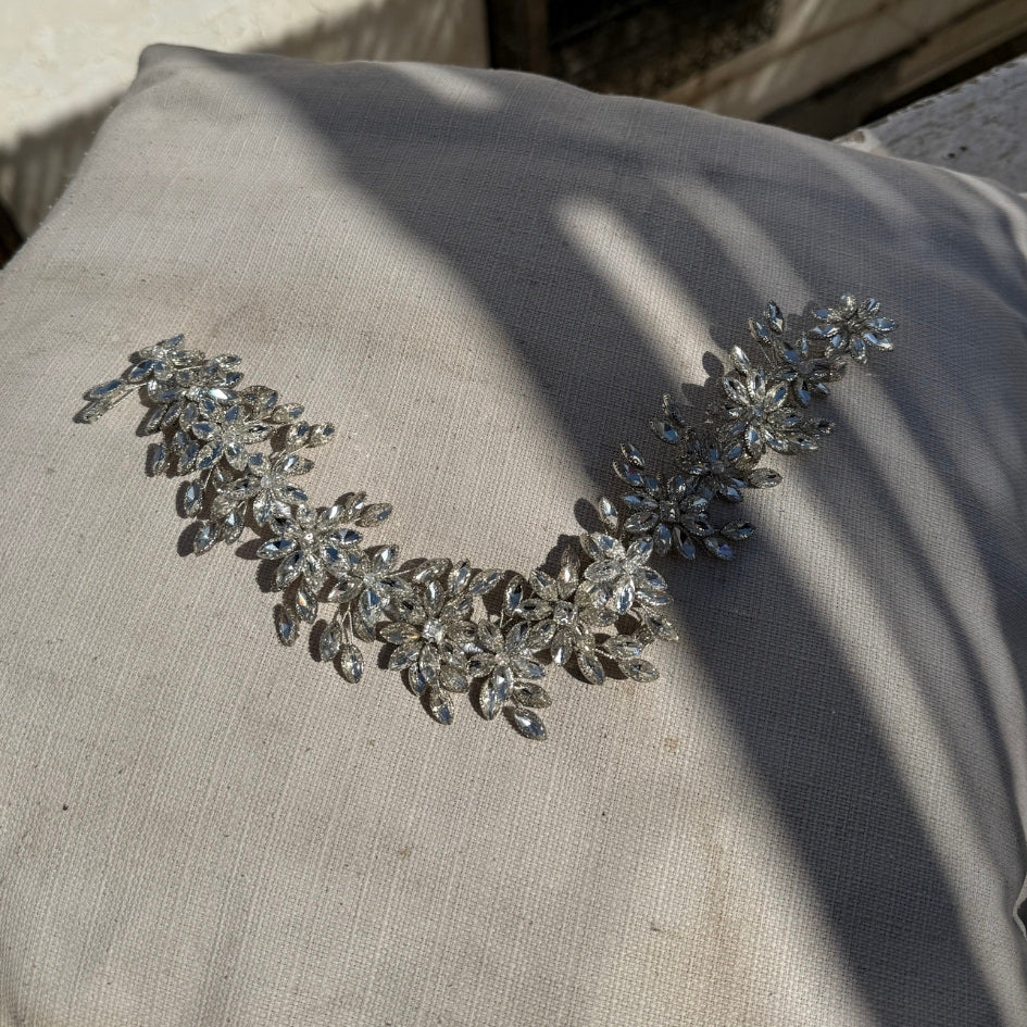 Broche florale argentée mariage élégante