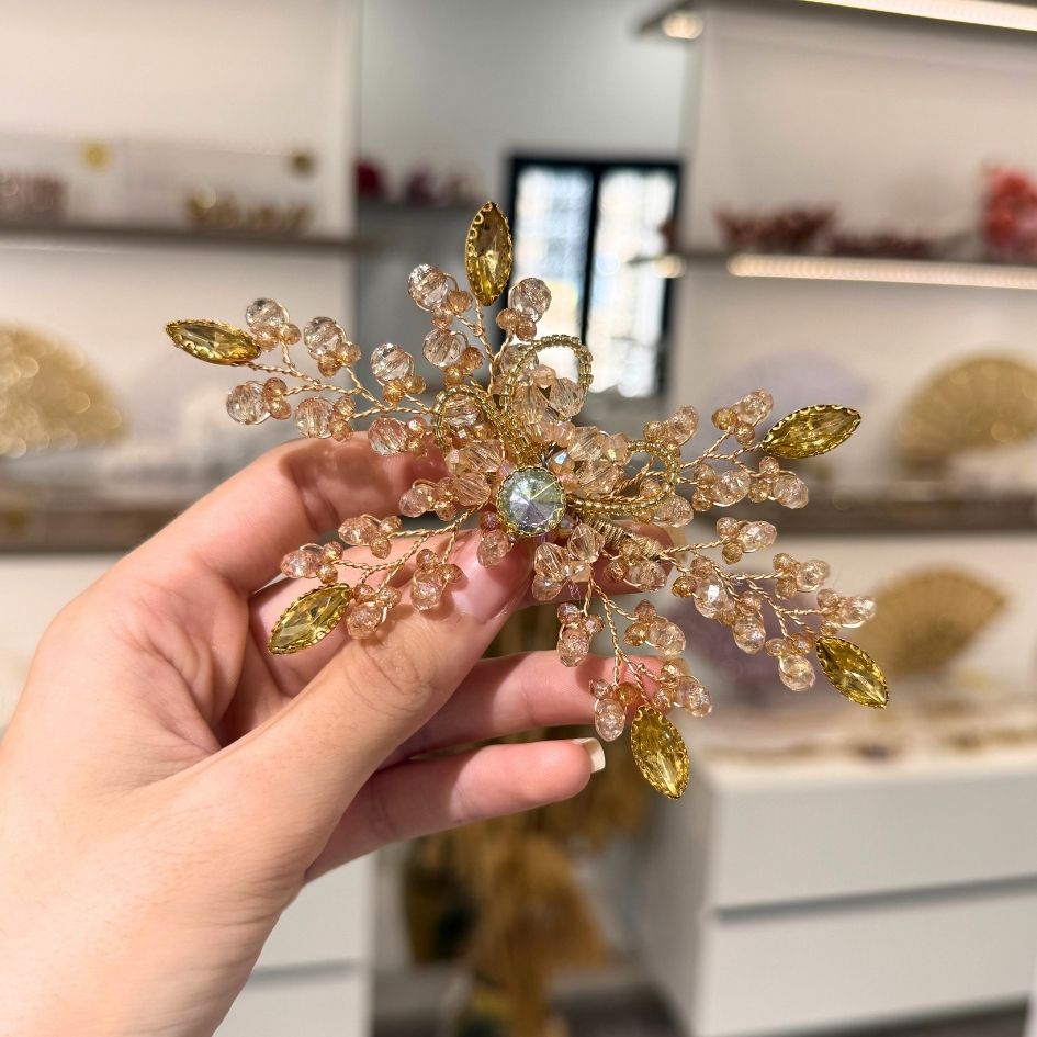 Broche Florale Dorée Cristaux Élégance Femme
