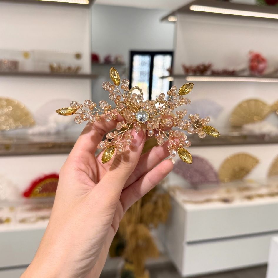 Broche Florale Dorée Cristaux Élégance Femme