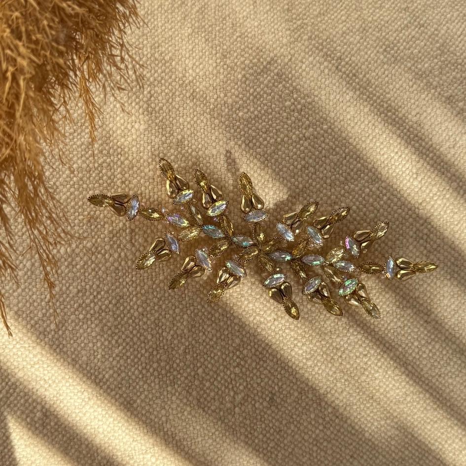 Broche dorée pierres scintillantes