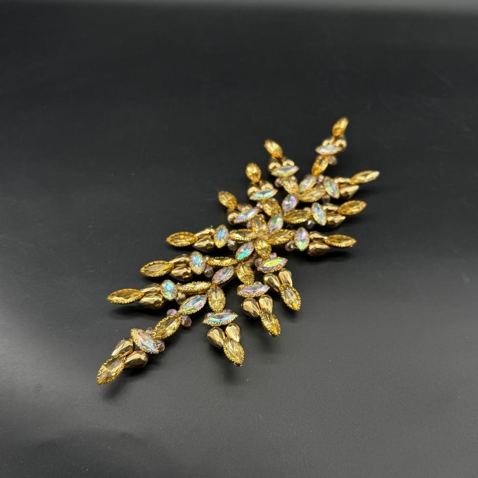 Broche dorée pierres scintillantes