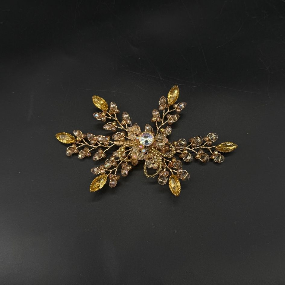 Broche Florale Dorée Cristaux Élégance Femme