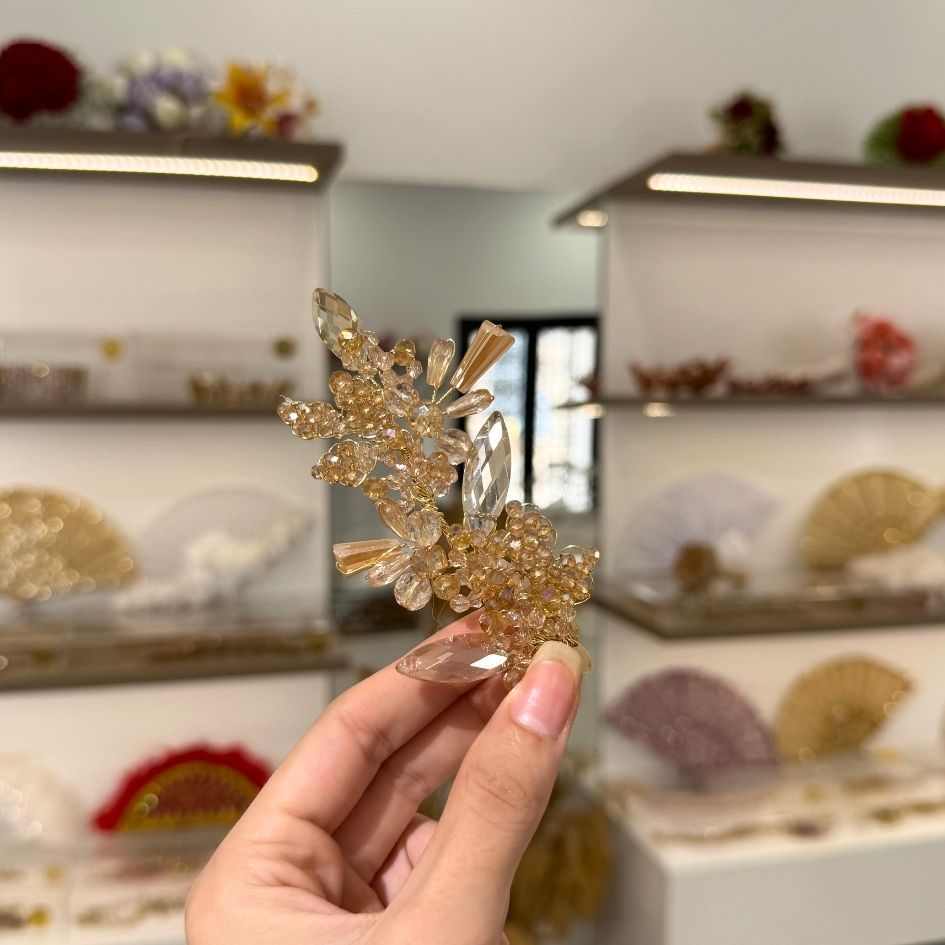 Broche Dorée Cristaux Élégance Florale Femme