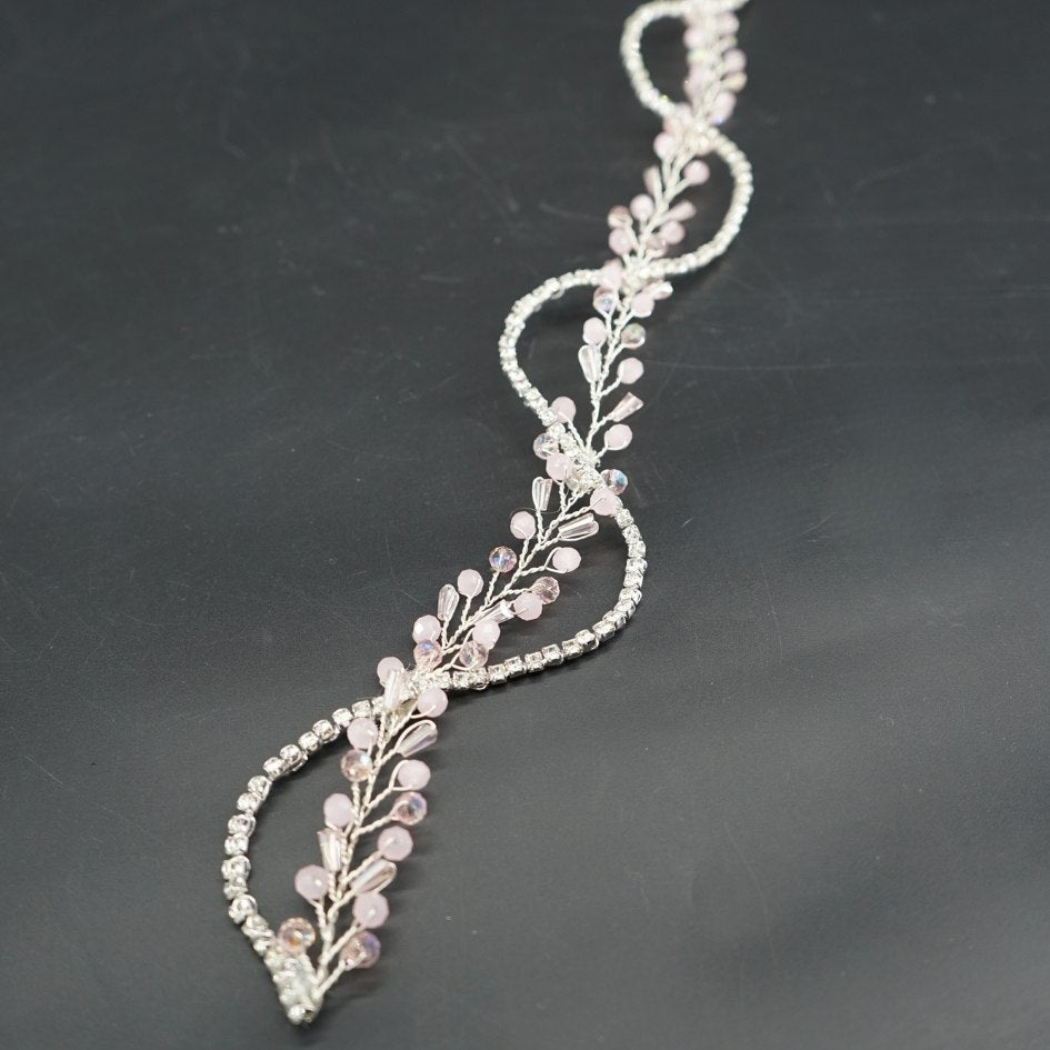 Broche de Mariage Mauve Clair et Argentée Ondulée en Cristaux Artisanale