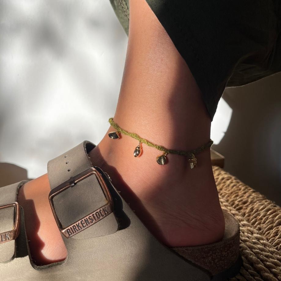 Bijou de cheville mer et soleil pendentifs dorés & cordon vert