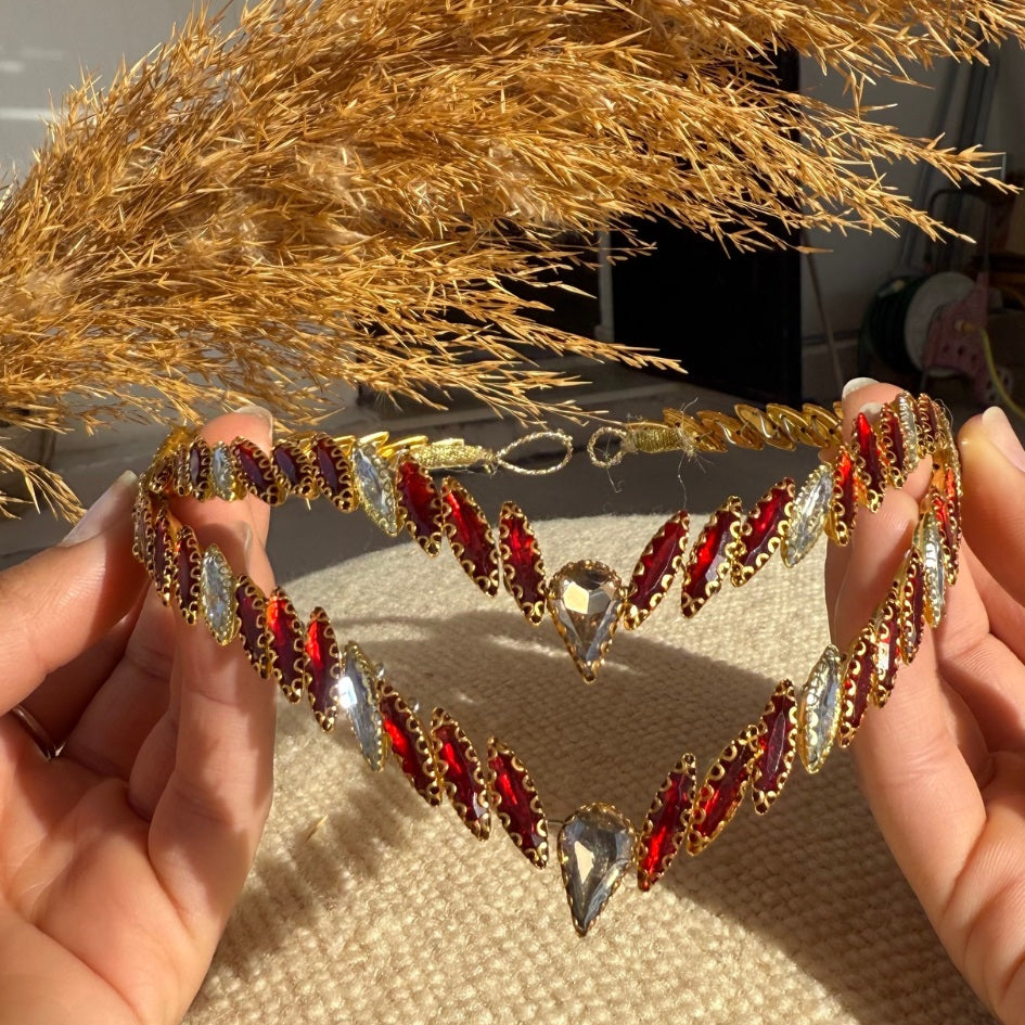 Broche de Mariage Rouge et Dorée Style V en Cristaux Artisanale