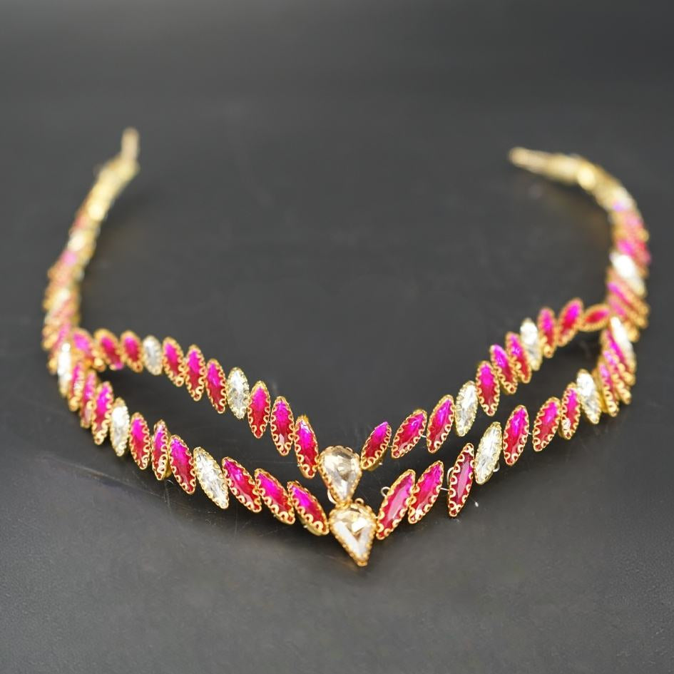 Broche de Mariage Rose Fuchsia et Dorée Style V en Cristaux Artisanale