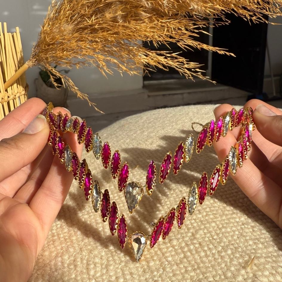 Broche de Mariage Rose Fuchsia et Dorée Style V en Cristaux Artisanale