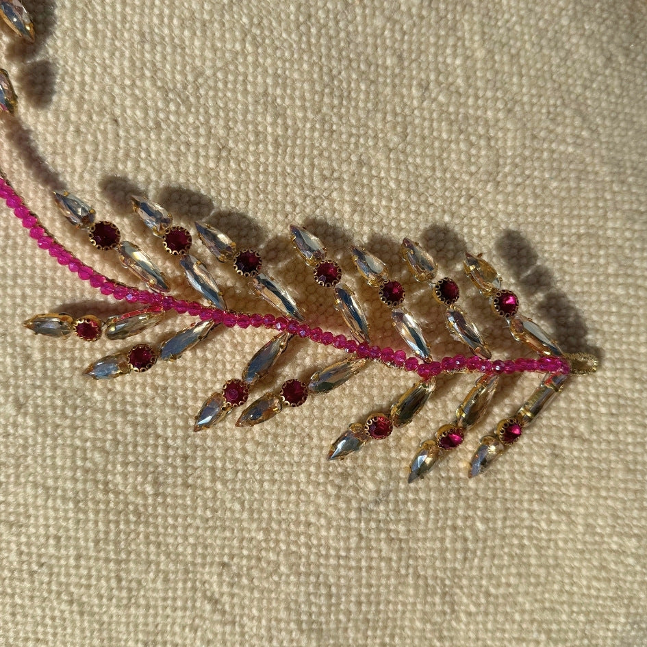 Broche de Mariage Rose Fuchsia et Dorée Feuillage en Cristaux Artisanale