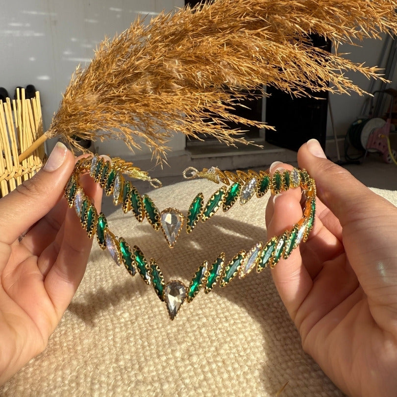 Broche de Mariage Vert et Dorée Style V en Cristaux Artisanale