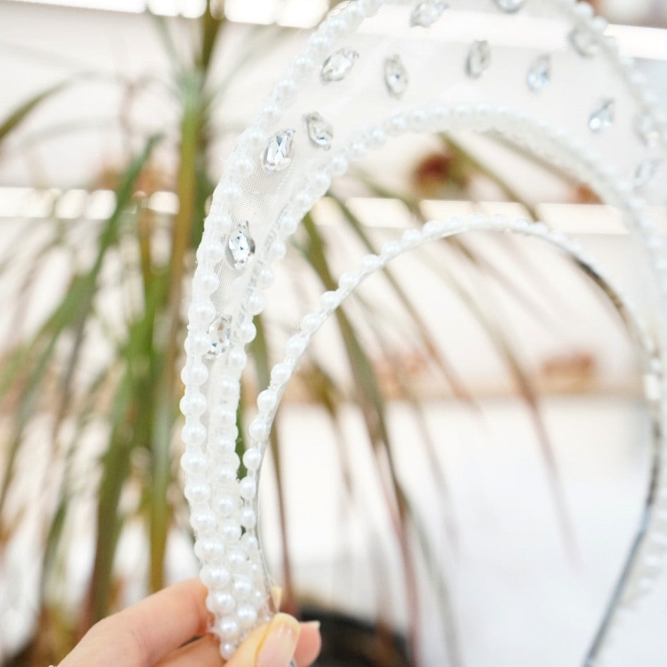 Bandeau-couronne blanche avec perles et tissu fin transparent