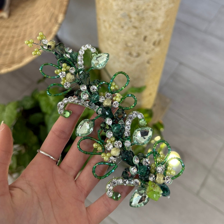 Barrette de cheveux ornée de cristaux verts et perles dorées