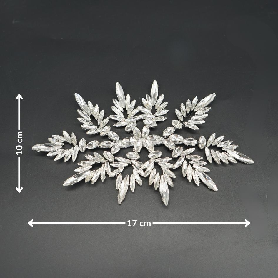 Broche en forme de feuille avec cristaux