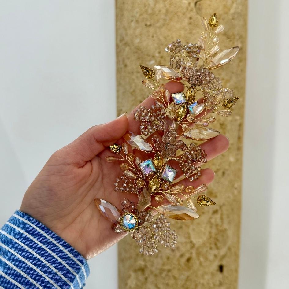 Bijou de tête mariage doré avec cristaux et perles scintillantes