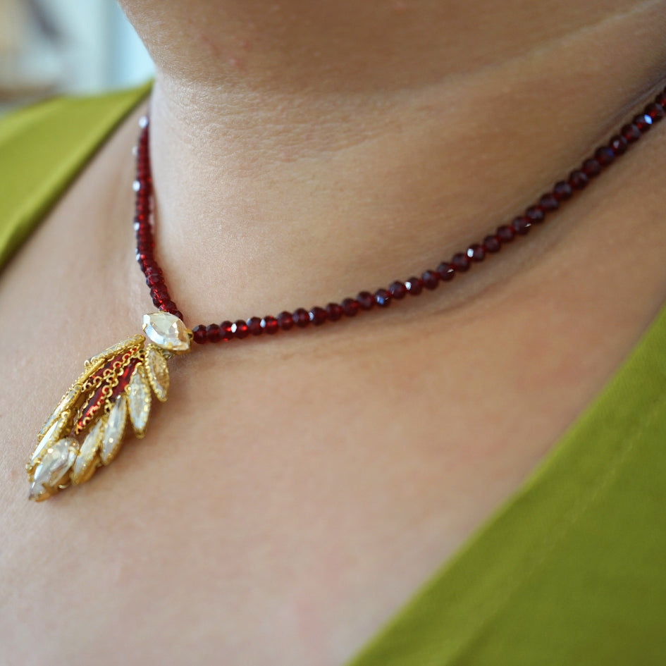 Bijou de cérémonie fait main collier et boucles rouges et dorées