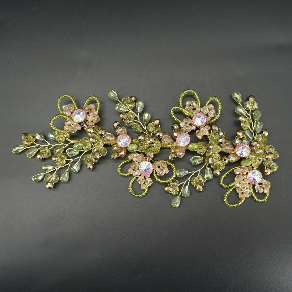 Bijou de cheveux vert doré – Fleurs et éclats nacrés