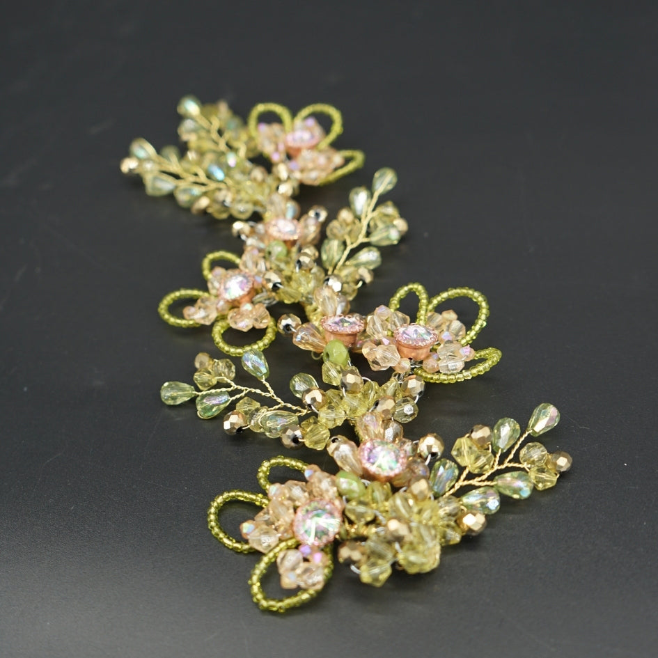 Bijou de cheveux vert doré – Fleurs et éclats nacrés