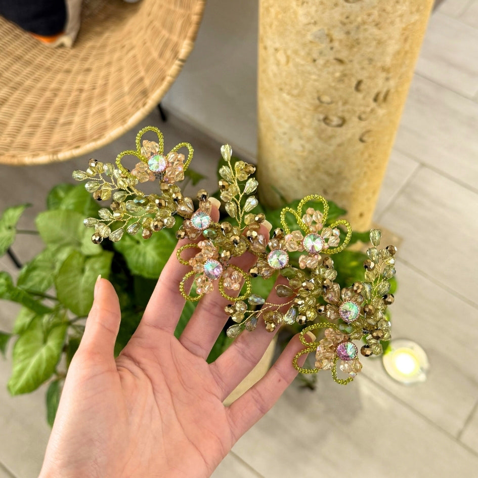 Bijou de cheveux vert doré – Fleurs et éclats nacrés