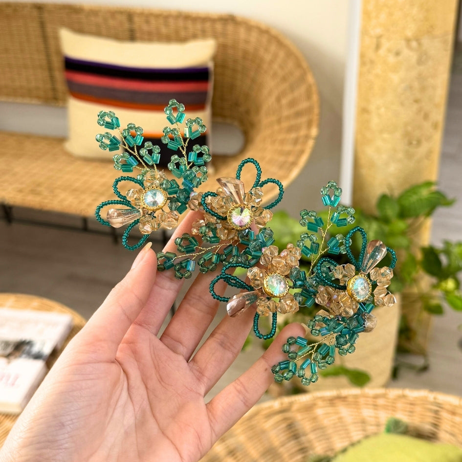 Bijou de cheveux vert doré – Fleurs et éclats nacrés