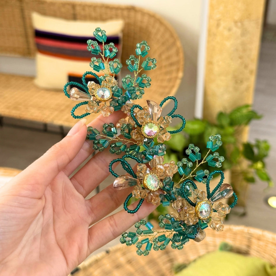 Bijou de cheveux vert doré – Fleurs et éclats nacrés