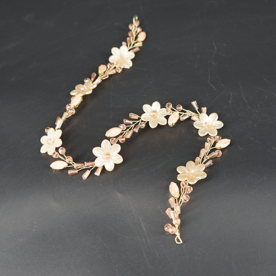 Bijou de tête fleurs et perles pour mariée