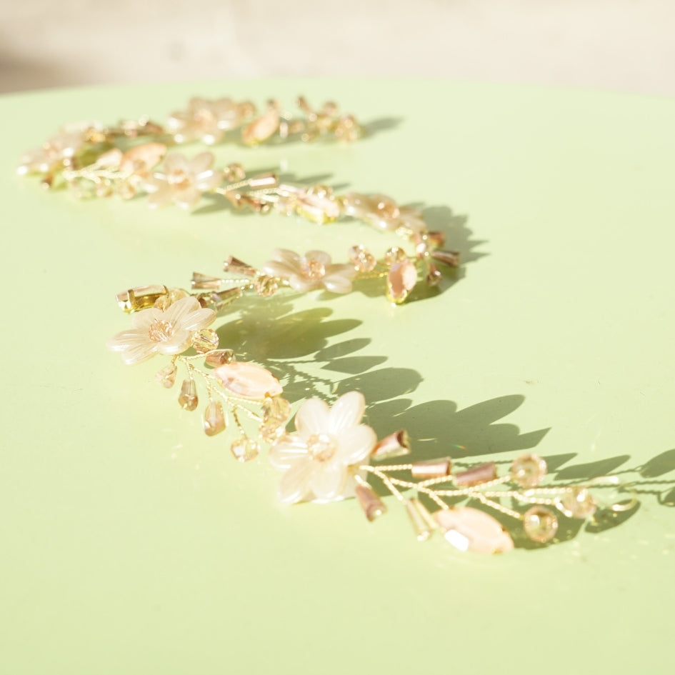 Bijou de tête fleurs et perles pour mariée