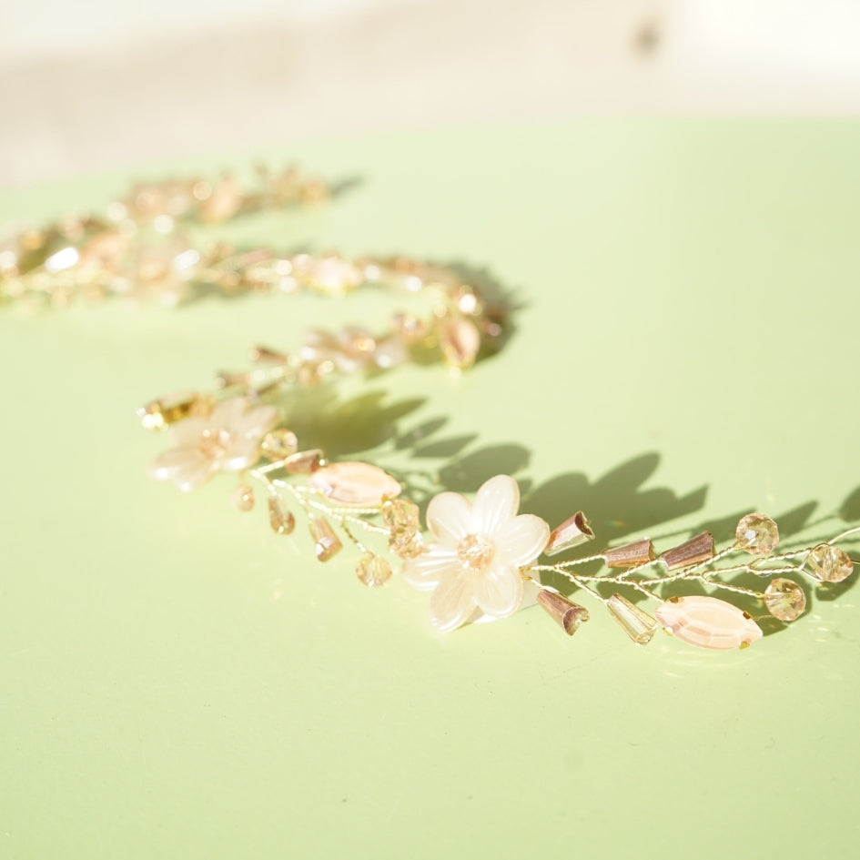 Bijou de tête fleurs et perles pour mariée