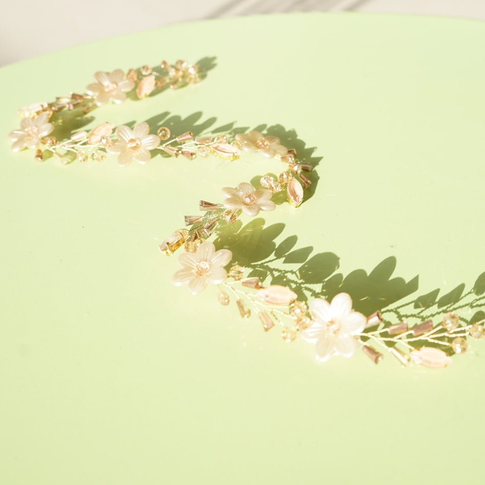 Bijou de tête fleurs et perles pour mariée