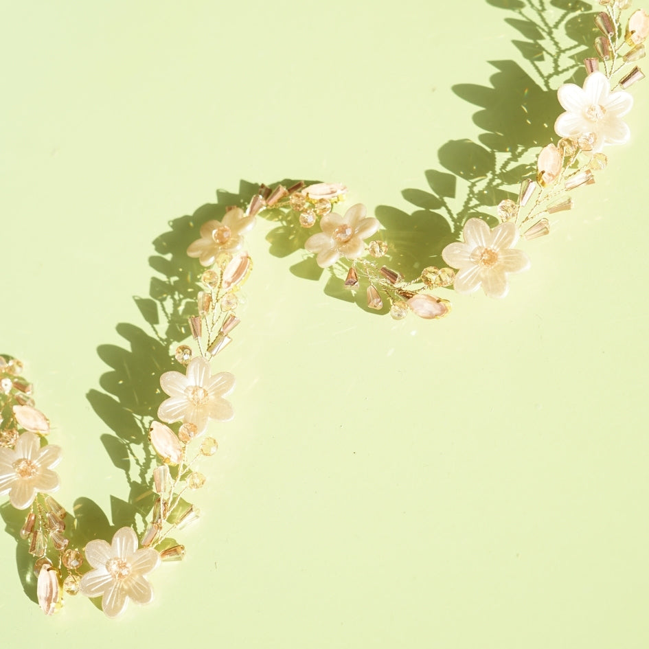 Bijou de tête fleurs et perles pour mariée