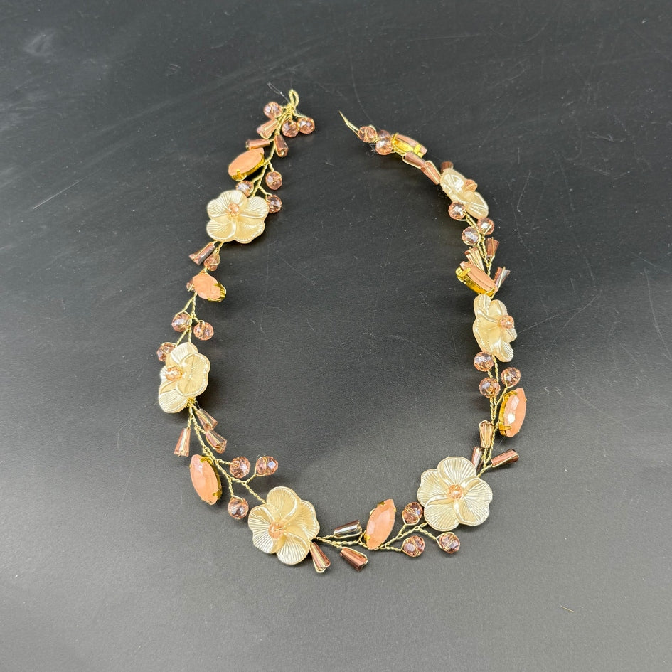 Bijou de tête fleurs et perles pour mariée