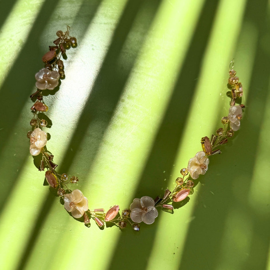 Bijou de tête fleurs et perles pour mariée