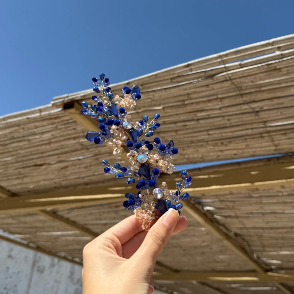 Bijou de tête floral bleu et doré avec cristaux et perles artisanales