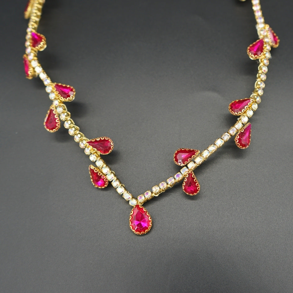 Bijou de tête rose fuchsia pour mariée élégante style royal