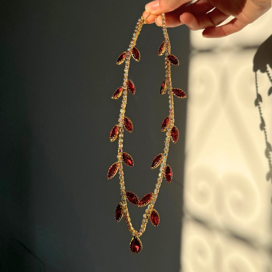 Bijou de tête rouge pour mariée élégante style royal