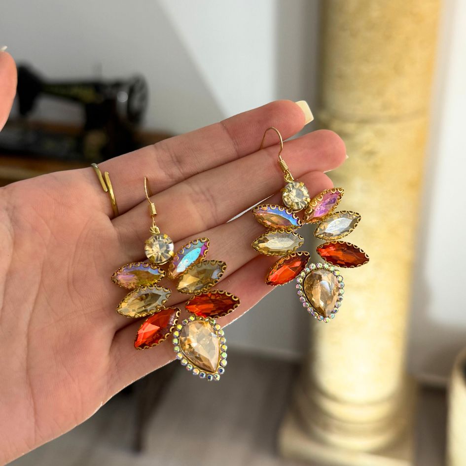 Boucles d’oreilles dorées et orange en strass scintillants