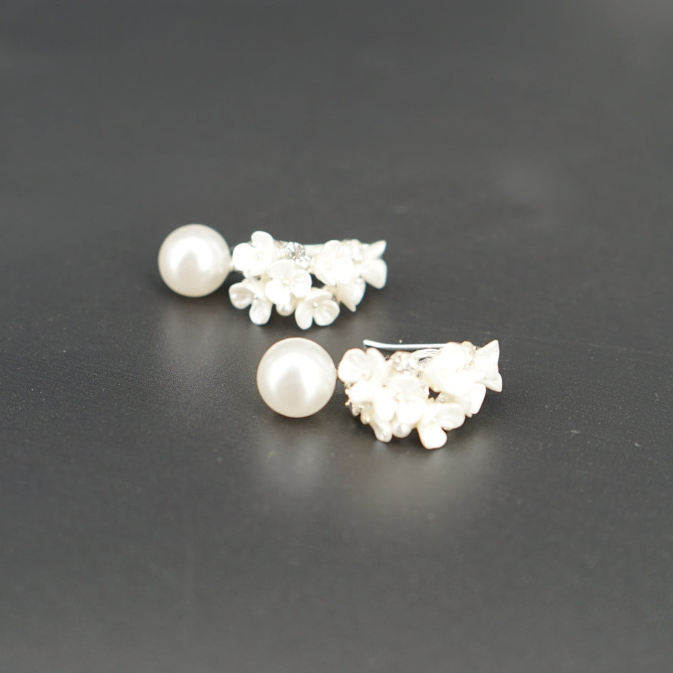 Boucles d’oreilles perles blanches et fleurs
