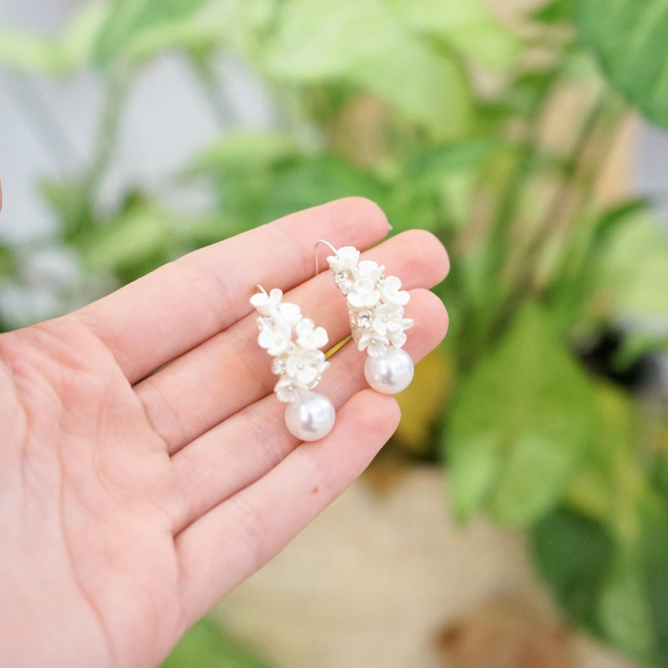 Boucles d’oreilles perles blanches et fleurs